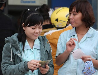 Thưởng tết cao nhất 1 tỷ đồng Công nhân rút tièn lương từ ATM. Ảnh: Hồng Vĩnh