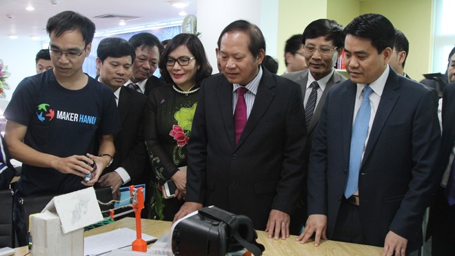 Hà Nội hướng đến mục tiêu thành phố điện tử Lãnh đạo Bộ TT&TT và Hà Nội thăm Vườm ươm doanh nghiệp CNTT