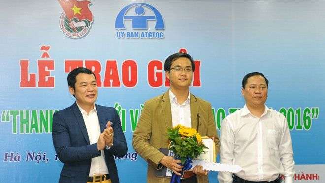 Ứng dụng học luật giao thông trực tuyến Nguyễn Quyết Thắng (đứng giữa) nhận giải Nhất cuộc thi “Thanh niên với văn hóa giao thông” năm 2016, do T.Ư Đoàn phối hợp Ủy ban An toàn giao thông Quốc gia tổ chức. Ảnh: Xuân Tùng