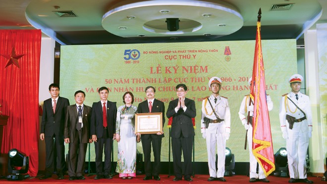 TS.Phạm Văn Ðông và cuộc trò chuyện đầy thú vị dịp xuân Đinh Dậu Ngày 9/7/2016, Bộ trưởng Bộ NN&PTNT được sự ủy quyền của Chủ tịch nước đã trao cho Cục Thú y Huân chương Lao động hạng Nhất vì đã có thành tích xuất sắc trong công tác phòng chống bệnh gia súc, gia cầm và thủy sản từ năm 2011 đến năm 2015.