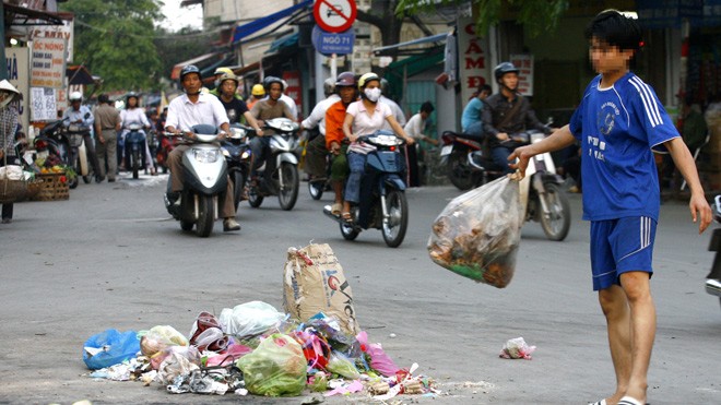 Phạt tiền triệu, vẫn vô tư xả rác Bãi rác tự phát do người dân đổ ra ngã tư Nguyễn Cao và Lê Quý Đôn, Hà Nội chiều ngày 2/2/2017.