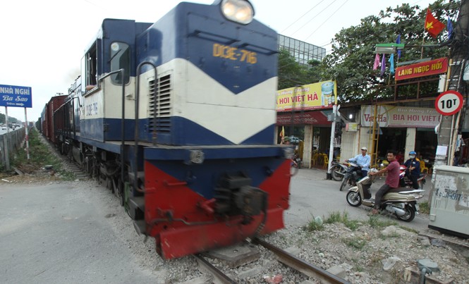 Chấm dứt đường ngang dân sinh trái phép Liên tiếp các vụ tai nạn đường sắt nghiêm trọng xảy ra tại nút giao đường ngang dân sinh không có barie rào chắn. Ảnh: Nguyễn Hoàn
