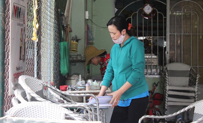 Những người cảnh giới tàu ngoài biên chế Sau mỗi chuyến tàu, chị Nguyễn Thị Huệ lại ghi “nhật trình”