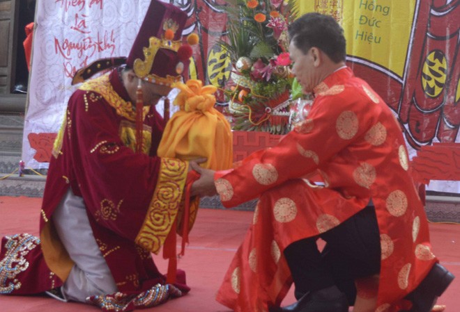 Ấn khắc sai chính tả? Chiếc ấn được trao trịnh trọng trong buổi lễ.