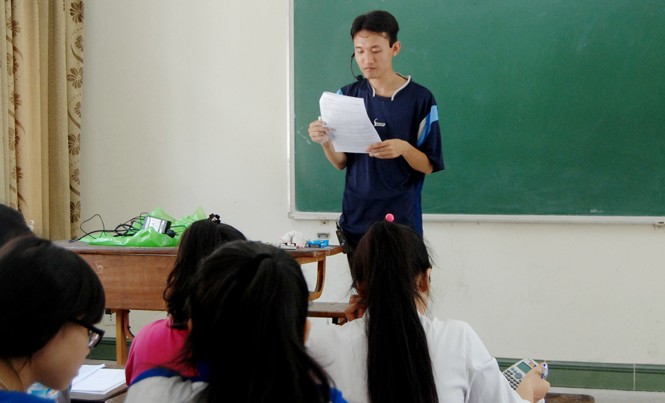 Vượt qua trầm cảm trở thành thủ khoa Hoàng Đình Quang tại lớp dạy ôn thi ĐH miễn phí cho học sinh nghèo