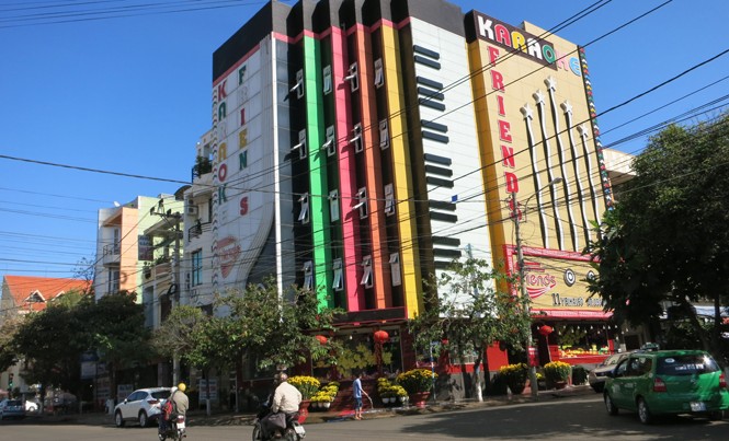 Thất thu thuế hàng trăm tỷ đồng: Chưa xử lý ai! Chi cục Thuế TP Buôn Ma Thuột làm thất thu hàng tỷ đồng thuế tiêu thụ đặc biệt với dịch vụ karaoke trên địa bàn.