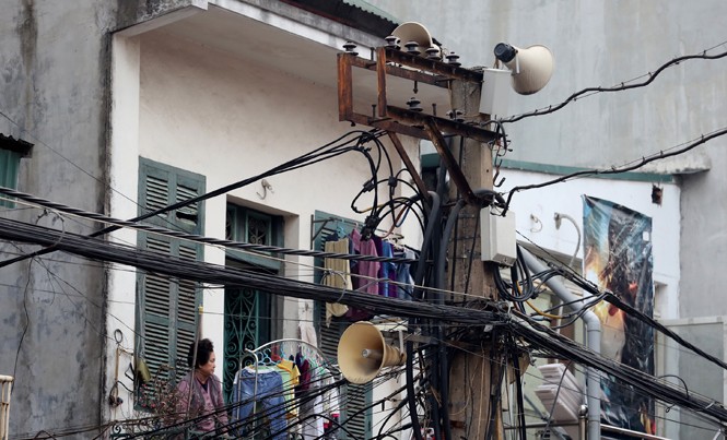 Tính hợp lý của loa phường Nhiều người cho rằng, loa phường là nguồn gây ô nhiễm tiếng ồn trong khu dân cư. Ảnh: Như Ý