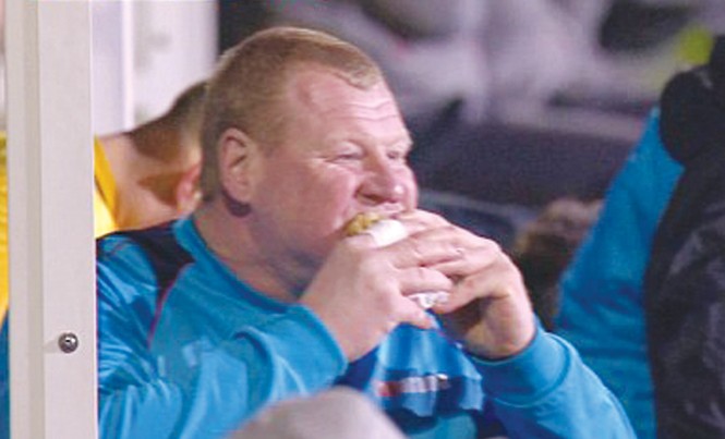 Thủ môn bị nghi làm độ vì ăn bánh Hình ảnh thủ môn dự bị Wayne Shaw ăn bánh trong trận đấu cũng được nhà cái khai thác với tỷ lệ cược 1 ăn 8. Ảnh: BBC ONE
