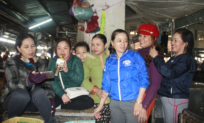 Karaoke chợ, ca sĩ diễn trên sân khấu… quầy “Ca sĩ” diễn ngay trên sân khấu quầy, thu hút rất đông tiểu thương đến nghe và cổ vũ. Ảnh: Thanh Trần