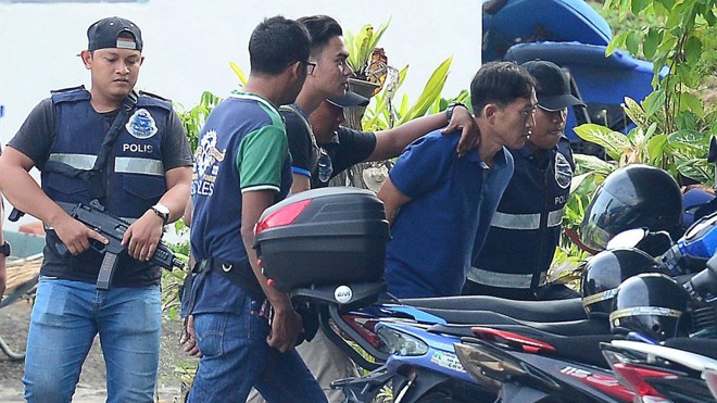 Vụ ông Kim Jong-nam: Malaysia muốn thẩm vấn 2 người Triều Tiên Cảnh sát Malaysia bắt giữ một nghi phạm Triều Tiên tên là Ri Jong Chol hôm 18/2. Ảnh: Getty Images