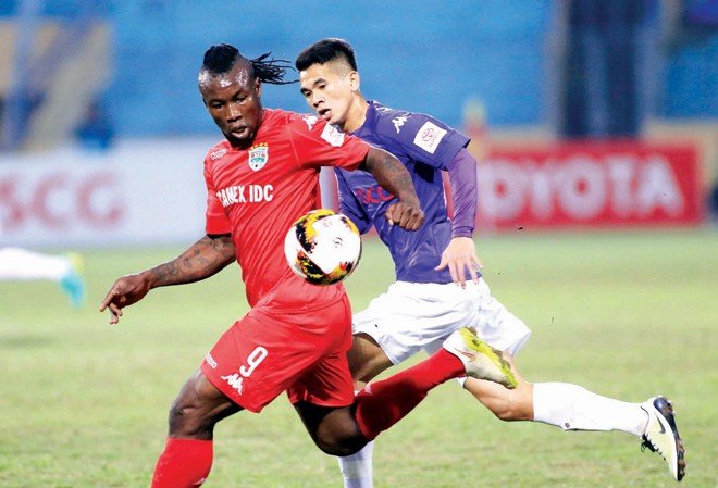 V.League 2017: Chơi vơi miền Nam Dù có điểm trên sân Hàng Đẫy song ông lớn một thời, B.Bình Dương, vẫn nằm trong nhóm 3 đội cuối bảng. Ảnh: VSI