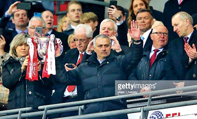 M.U vô địch, Mourinho vô cảm Vẻ mặt vô cảm của HLV Mourinho khi cùng M.U đăng quang ở League Cup. Ảnh: Getty Images