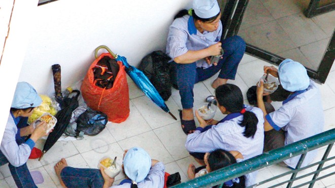 Thứ trưởng LĐ-TB&XH nói về việc người lao động bị “tận thu” sức khỏe Bữa cơm trưa của công nhân. Ảnh: Hồng Vĩnh