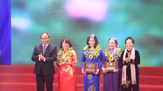 Thủ tướng Nguyễn Xuân Phúc đối thoại với phụ nữ Thủ tướng Chính phủ Nguyễn Xuân Phúc cùng nguyên Phó Chủ tịch nước Nguyễn Thị Doan trao giải thưởng Kovalevskaia cho cá nhân, tập thể đạt giải. Ảnh: Trường Phong
