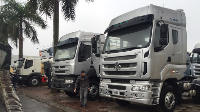 Liệu có việc nhiều xe tải 'chui lọt' quy định khí thải ? Xe tải Cheng Long tại showroom Hải Âu (Long Biên, Hà Nội)