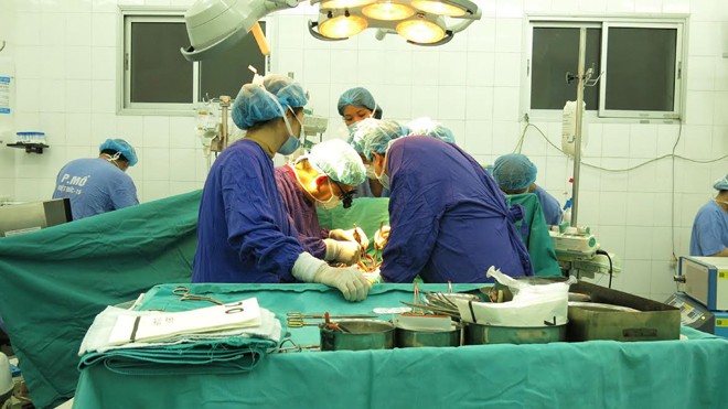 Hạnh phúc nơi tận cùng nỗi đau Các bác sĩ đang thực hiện ca ghép tim cho bé Đạt.