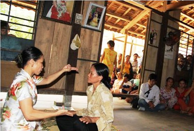 Lại chuyện nước thánh, lên đồng trị bá bệnh Phạm Thị Hường từng “chữa bệnh” cho nhiều người bằng những chiêu “quái gở” như thế này. Hậu quả, đã có không ít người tự mang vạ vào thân. ẢNH: H.L.