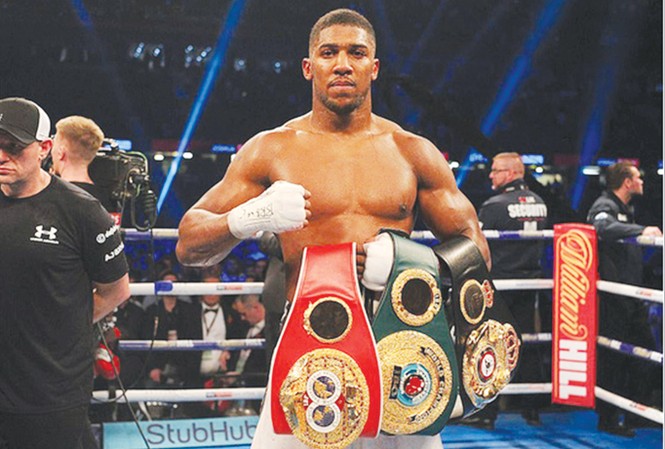 Anthony Joshua xứng danh “Vua knock-out” TƯờNG VŨ
Joshua giành chiến thắng thuyết phục.
ẢNH: GETTYIMAGES