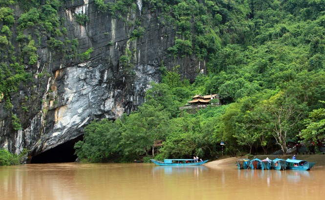 Về miền ký ức “chang chang cồn cát” Cửa động Phong Nha. Ảnh: NGuyễn Mạnh Hà.