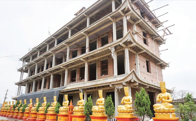 Sai phạm tại chùa Khúc Thủy: Địa phương làm ngơ, nhà chùa cố ý? Dù xã yêu cầu dừng thi công từ cuối năm 2016, tuy nhiên nhà chùa tiếp tục xây dựng và hoàn thiện công trình xây mới. Ảnh: Kỳ Sơn.