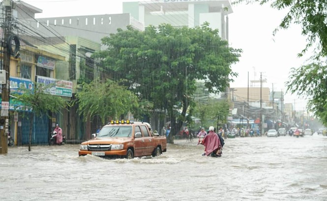 Miền Trung mưa lũ lớn, miền Bắc nhiều nơi rét đậm Trục đường chính của thành phố Tam Kỳ (Quảng Nam). Ảnh: Linh Nấm.