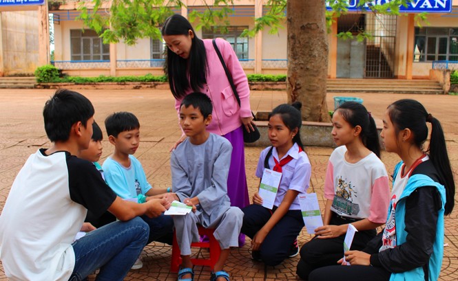 Sau lễ trao học bổng Đọt Chuối Non lần thứ 10: Chia sẻ niềm vui, cùng tiến Các học sinh được nhận học bổng từ sự chia sẻ của bạn Duy và Trâm.