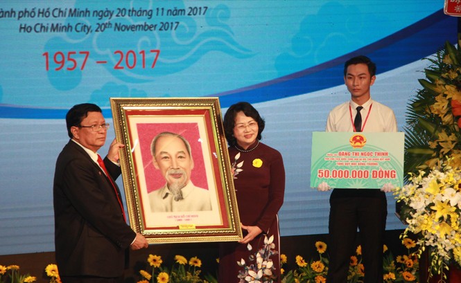 60 năm Trường Đại học KHXH&NV TPHCM: Nơi đào tạo nhân lực chất lượng cao cho đất nước Phó Chủ tịch nước Đặng Thị Ngọc Thịnh trao quà cho Trường ĐH KHXH&NV TPHCM.
