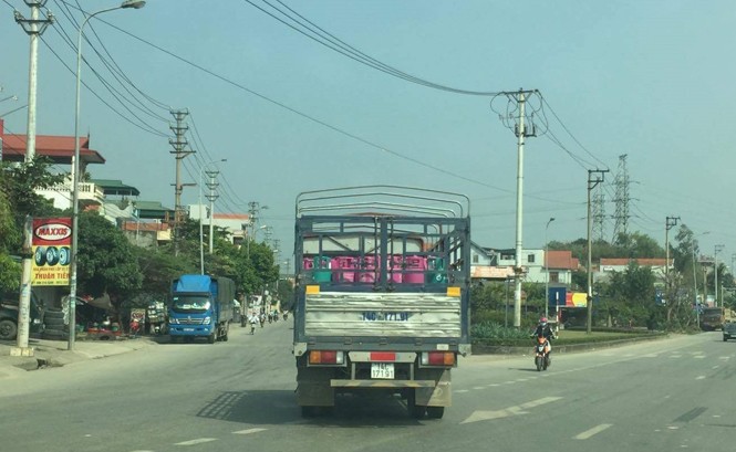 Hiệp hội “chui” dùng “luật rừng” thu tiền doanh nghiệp Các xe chở gas ngoại tỉnh không thể thâm nhập địa bàn Quảng Ninh vì hiệp hội luôn cho người túc trực canh giữ.