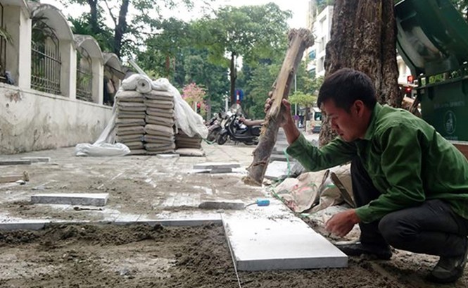 Chỉ lát đá vỉa hè các tuyến phố đã hạ ngầm UBND quận Hoàn Kiếm khẳng định tất cả các tuyến phố lát đá đều thực hiện sau khi hoàn thành việc hạ ngầm điện, cáp viễn thông. Ảnh: Như Ý.