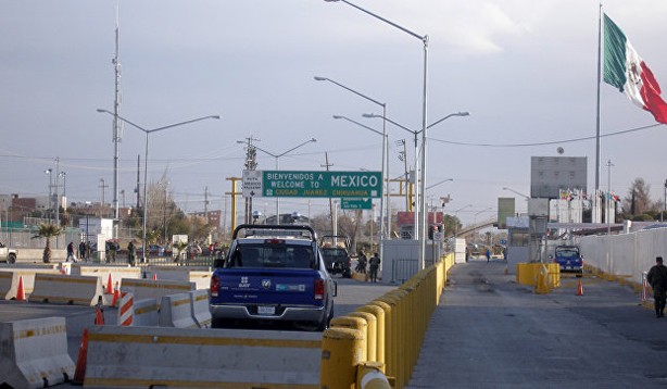 Ký giấy kết hôn tại 'Cổng hy vọng' Nơi cô dâu Mexico và chú rể Mỹ kết hôn.