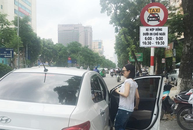 Sẽ phạt lỗi kép khi Uber, Grab đi vào phố cấm taxi 11 tuyến phố cấm taxi tại Hà Nội vừa được bổ sung biển cấm xe công nghệ dưới 9 chỗ.