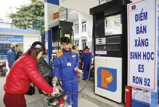 Công bố giá xăng A95: Bộ Công Thương không thể đùn đẩy Dù xăng E5 đã thay toàn bộ xăng A92, nhưng giá xăng A95 lại bị thả nổi gây thiệt hại cho người tiêu dùng. Ảnh: Như Ý.