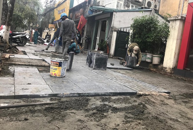 Hà Nội: Ngổn ngang lát đá vỉa hè ngay trước Tết Lát đá vỉa hè phố Nguyễn Du ngày 16/1. Ảnh: Trần Hoàng.