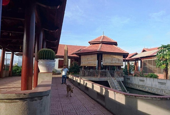 Những tòa nhà gỗ khủng ở huyện nổi tiếng về phá rừng “Biệt phủ” của ông Quang. Ảnh: HD.
