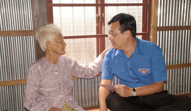 Bí thư thứ nhất T.Ư Đoàn thăm và chúc Tết tại An Giang Bí thư thứ nhất T.Ư Đoàn Lê Quốc Phong thăm và tặng quà Mẹ Việt Nam Anh hùng Trần Thị Anh (86 tuổi) tại ấp Vĩnh Hội, xã Vĩnh Hội Đông, huyện An Phú.