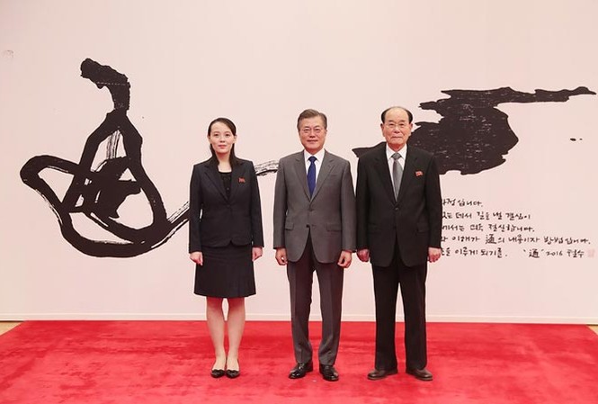 Triều Tiên có thể dùng chiêu tấn công quyến rũ Mỹ Tổng thống Hàn Quốc Moon Jae-in (giữa) cùng Chủ tịch Hội đồng nhân tối cao Triều Tiên Kim Jong-nam (phải) và cô Kim Yo-jong trong Phủ Tổng thống Hàn Quốc. Ảnh: Getty Images.