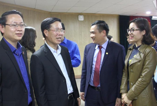 Giáo dục lý tưởng cách mạng cho thanh niên: Sáng tạo đổi mới cách làm Trưởng ban Tuyên giáo T.Ư Đảng Võ Văn Thưởng (thứ 2 bên trái) trò chuyện với cán bộ đoàn tại buổi làm việc. Ảnh: Lâm Hải.