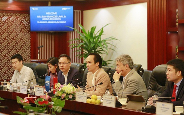 FLC và Airbus đạt thoả thuận 3 tỷ USD mua 24 máy bay Tập đoàn FLC và Hãng sản xuất máy bay Airbus của Pháp làm việc tại trụ sở FLC ở Hà Nội.