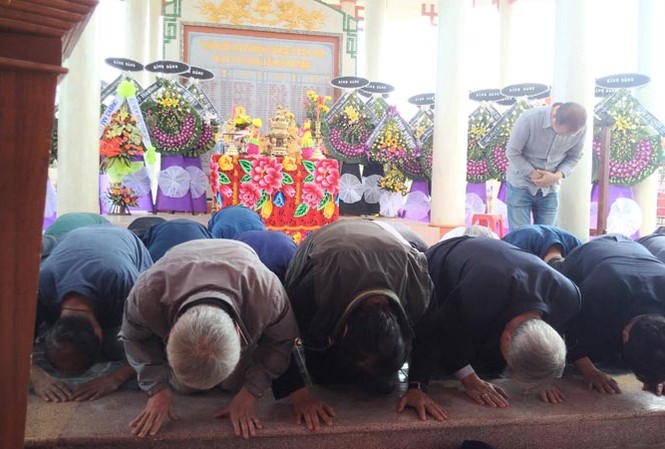 Tưởng niệm 50 năm thảm sát Hà My: Quỳ gối gửi thông điệp hòa bình 41 người Hàn Quốc quỳ gối, cúi rạp đầu tạ tội tại lễ tưởng niệm 50 năm thảm sát Hà M. Ảnh: Hoài Văn.