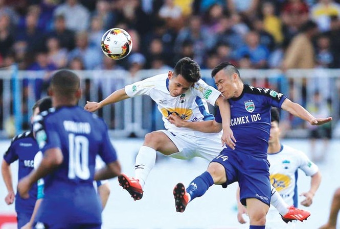 Khai mạc V-League 2018: Mới sốt trên khán đài... HAGL (áo trắng) và Bình Dương chia điểm trong trận đấu sân Pleiku chật kín khán giả. Ảnh: PV.