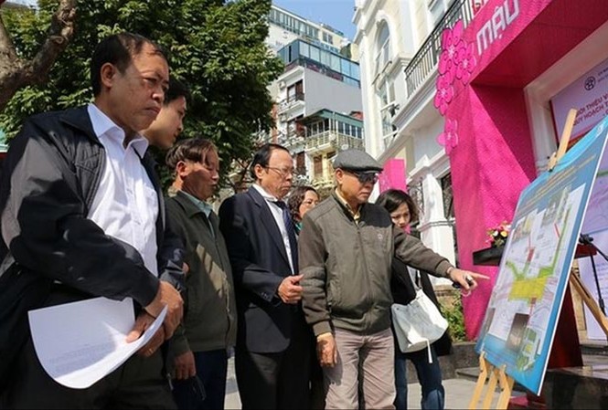 Lấy ý kiến về ga ngầm bên hồ Hoàn Kiếm: Cần phương án bảo tồn di sản Người dân Thủ đô tham quan, đóng góp ý kiến về quy hoạch nhà ga C9. Ảnh: Duy Phạm.