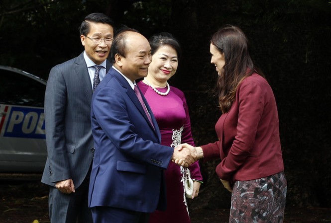 Việt Nam - New Zealand: Sẽ sớm nâng cấp quan hệ lên đối tác chiến lược Thủ tướng New Zealand Jacinda Andern chào đón Thủ tướng Nguyễn Xuân Phúc và phu nhân trưa 13/3 (giờ địa phương). Ảnh: TTXVN.