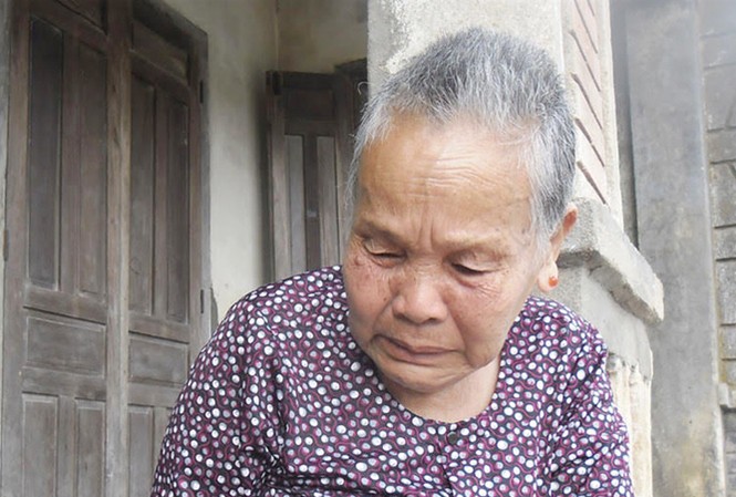 30 năm hải chiến Gạc Ma: Còn ngồi đó một bà má Gạc Ma… Má Niệm bên di ảnh con trai. Ảnh: Hoài Văn.