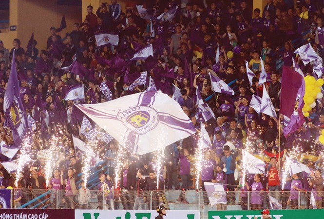Bản quyền truyền hình và con đường của V-League Khán giả và bản quyền truyền hình là 2 “kênh” tạo nguồn thu lớn cho bóng đá chuyên nghiệp. Ảnh: VSI.
