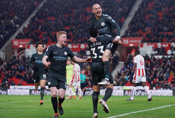 Man City rất gần ngôi vô địch Premier League Man City chỉ còn cách ngôi vô địch đúng 2 trận thắng.