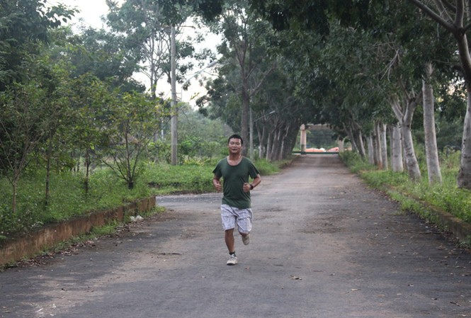 Marathon đầu đời của chàng kiểm lâm Vườn Quốc gia Yok Đôn Phạm Văn Vương Quốc chạy trong Vườn quốc gia Yok Don. Ảnh: NVCC.