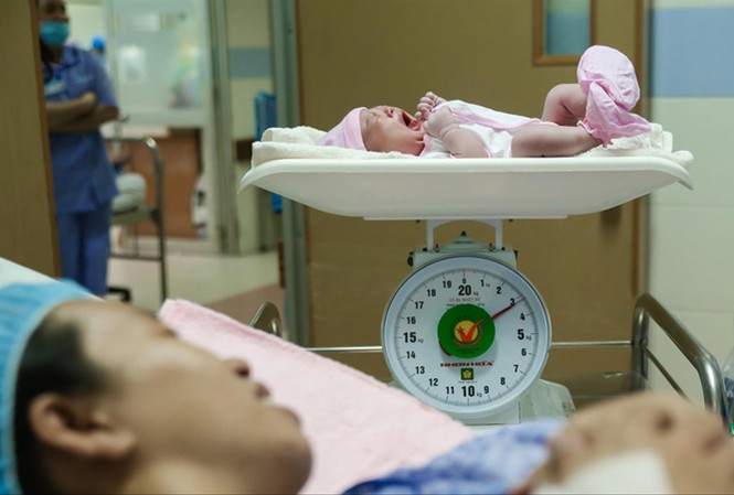 Hiểm họa đẻ tại gia Một sản phụ “mẹ tròn con vuông” sau ca vượt cạn tại cơ sở y tế ở TPHCM.
