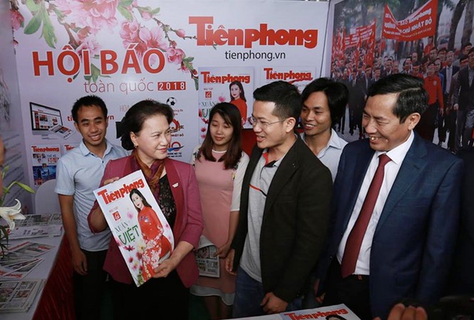 Báo chí đóng góp to lớn vào sự phát triển đất nước Chủ tịch Quốc hội Nguyễn Thị Kim Ngân thăm gian trưng bày báo Tiền Phong. Ảnh: CTV.