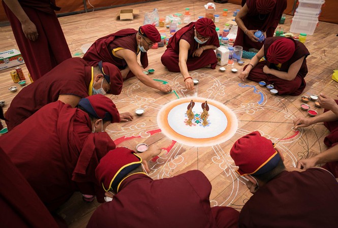 Thưởng lãm tranh Phật ngọc lớn nhất Việt Nam Hậu trường tạo tác Mandala từ ngọc và đá quý. Sàn đặt tranh được lát bằng gỗ hương đỏ. Ảnh: Vô Úy.