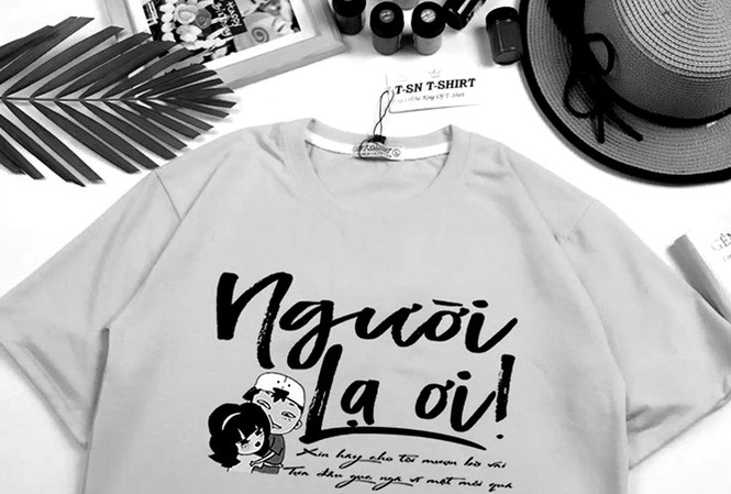 Người mới triệu like “Người lạ ơi” sau khi phát hành không lâu đã đi thẳng từ sân khấu ra đời thường với hàng loạt sản phẩm và phong trào ăn theo.